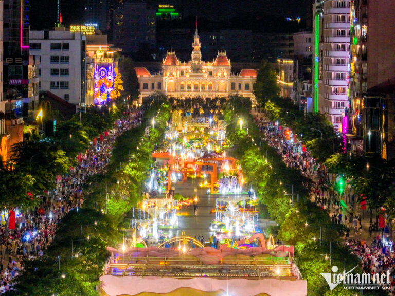 VENUE: NGUYEN HUE WALKING STREET
